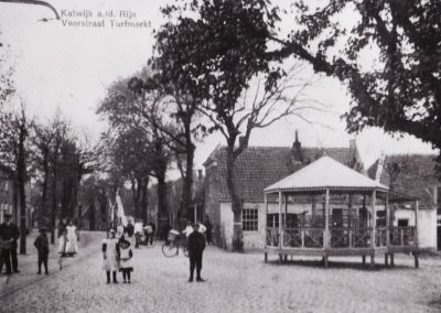 De Turfmarkt met de muziektent - 1919