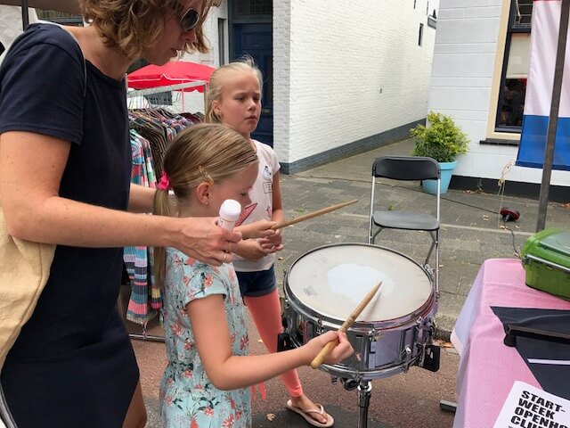 muziekinstrument proberen najaarsfeesten Katwijk aan den Rijn