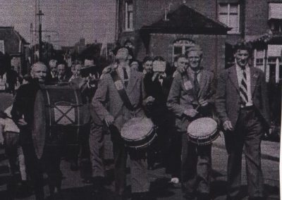 Op mars door de Tramstraat in Katwijk aan Zee 1955