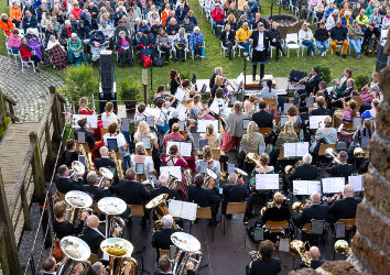 Eerste editie Kasteelconcert een succes; ruim 350 bezoekers trotseren wind en kou